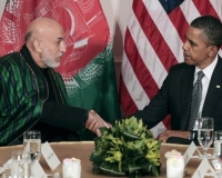 Los presidentes de Afganistán, Hamid Karzai, y de EU, Barack Obama, discuten en la Casa Blanca. Las tropas estadounidenses entrenarán a las afganas. El demócrata precisó que 